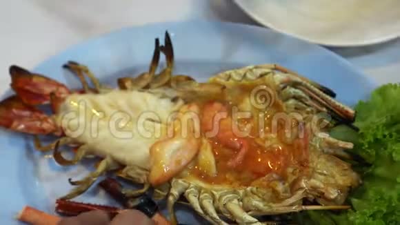 手吃大烤河虾泰国豪华海鲜视频的预览图