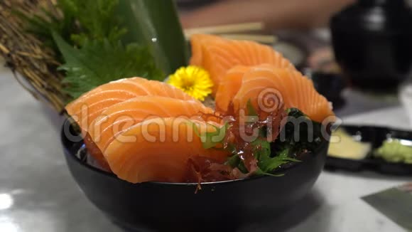 生三文鱼生鱼日本美丽的装饰菜视频的预览图