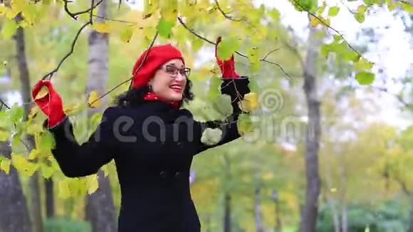 女人在秋天公园跳舞唱歌老师天视频的预览图