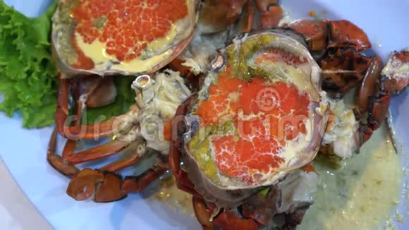 可欣赏到蓝蟹肉和蛋蒸以及美味的牛奶海鲜视频的预览图