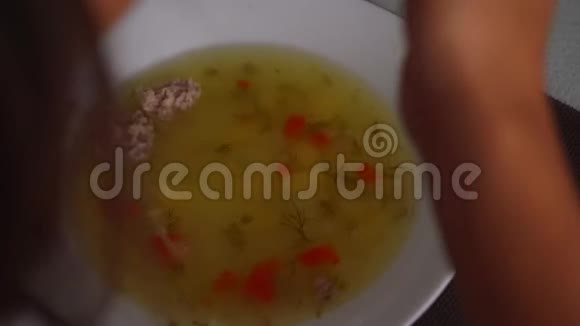 黑发女士晚餐吃美味的汤视频的预览图