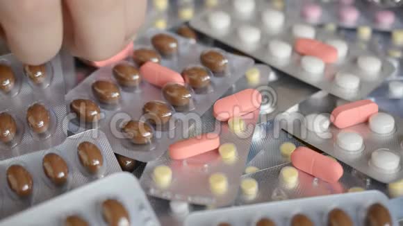 男性手服粉红色药丸阿司匹林或止痛药的概念视频的预览图