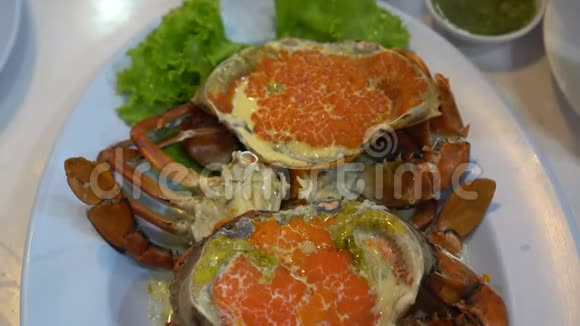 泰国海鲜佳肴蒸蟹蛋加奶蘸酱食用视频的预览图