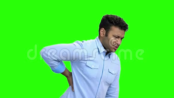 年轻的印度男人背疼视频的预览图