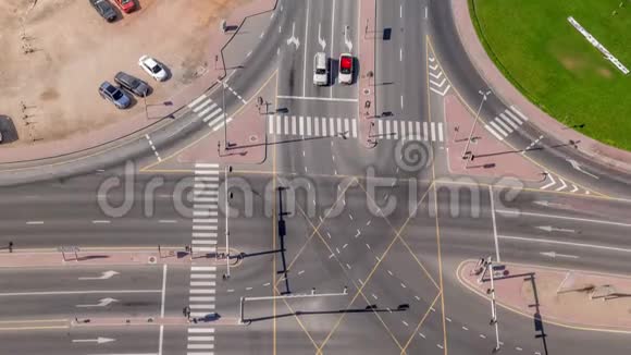在迪拜商务海湾的十字路口上可以看到城市交通视频的预览图
