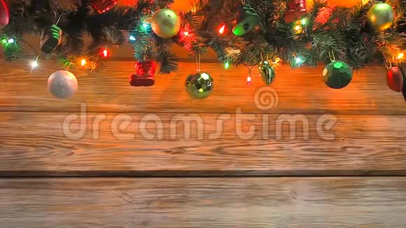 闪烁的圣诞杉树花环与克里斯马斯树装饰在木板上明亮的圣诞节和新年视频的预览图