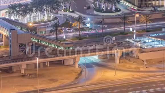 阿联酋迪拜码头夜间有轨电车站天桥购物中心附近交通鸟瞰图timelapse视频的预览图