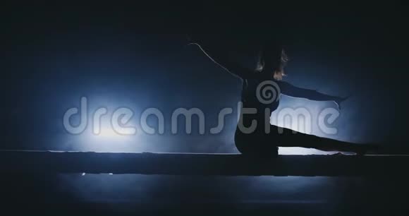 女子艺术体操在烟雾中缓慢移动女孩在一个视频的预览图