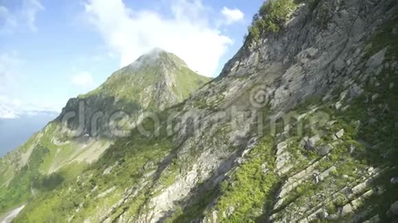 鸟瞰群山带绿林树木带蓝天有雨林的山坡视频的预览图