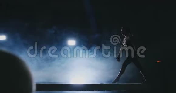 女子艺术体操在烟雾中缓慢移动女孩在一个视频的预览图