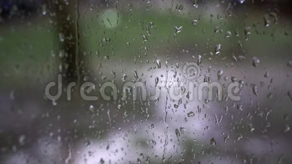窗户上的雨滴模糊的背景视频的预览图