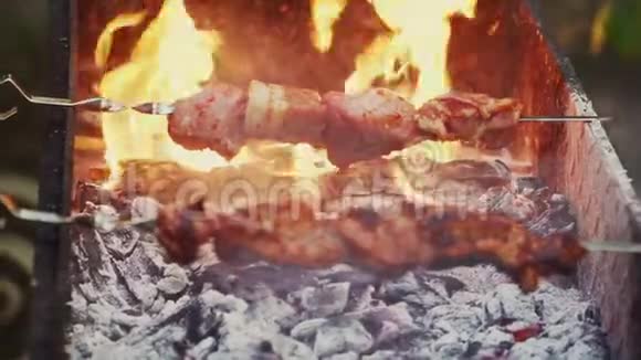 在烤架特写上做烤串篝火烤串上的肉野餐美味的食物慢动作视频的预览图