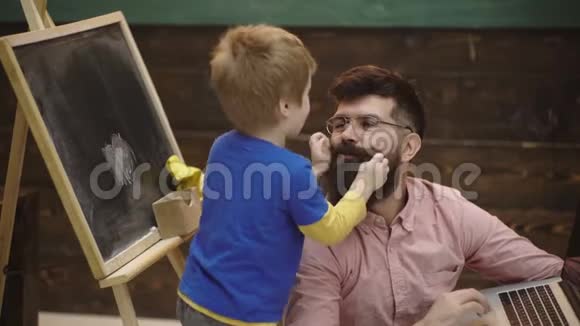 孩子拉着那家伙的胡子男孩在教室里和他的老师玩得很开心迷人的男人满足了男孩欲望视频的预览图