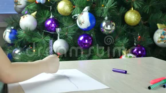孩子正在给房间里的圣诞老人写信为圣诞节装饰视频的预览图