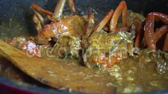 烹制海鲜新加坡辣椒蟹特写镜头视频的预览图