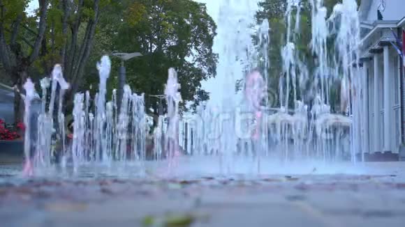 美丽的喷泉泉水五颜六色的照明视频的预览图