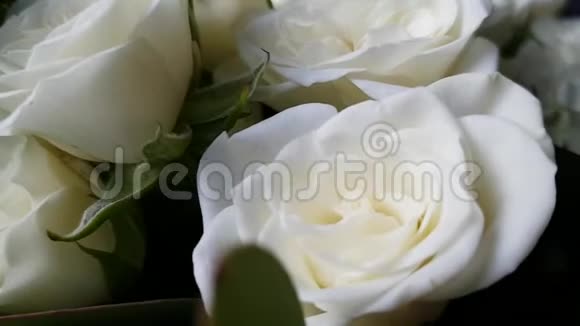 一束美丽的白色玫瑰精致的花瓣和叶子为庆典准备的婚礼花束一份礼物视频的预览图