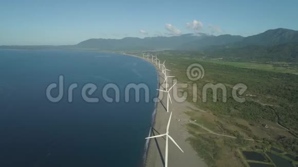 风力发电机靠近大海的风力涡轮机有风车的太阳能农场菲律宾卢松视频的预览图