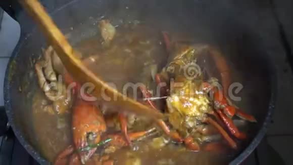烹饪新加坡标志性的菜肴东南亚辣椒螃蟹美味的海鲜视频的预览图