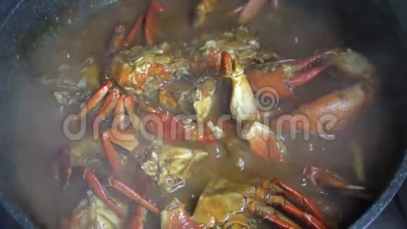 厨师烹饪新加坡辣蟹招牌菜在上桌前加鸡蛋视频的预览图