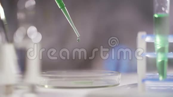现代实验室的一位科学家进行分子遗传研究视频的预览图