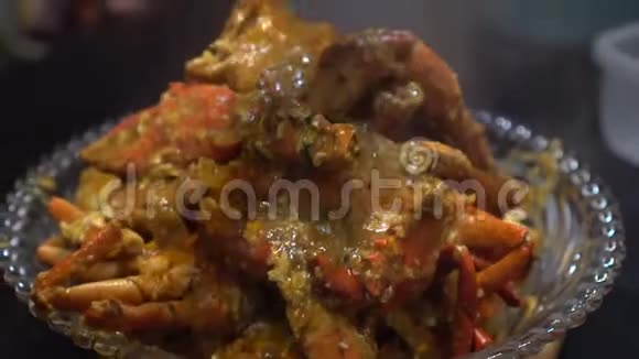 著名咖喱酱海鲜新加坡辣椒蟹视频的预览图