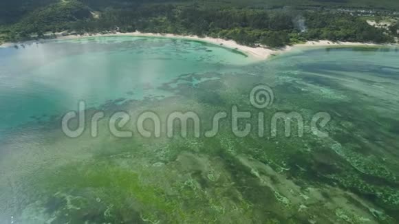 有海滩和大海的海景菲律宾吕宋带珊瑚的沙滩和泻湖菲律宾群岛视频的预览图