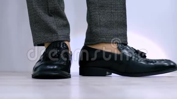 男性白种人站在一边穿着新时尚鞋视频的预览图