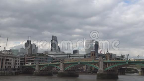 伦敦市中心的Southwark大桥在多云的天气下穿越泰晤士河视频的预览图
