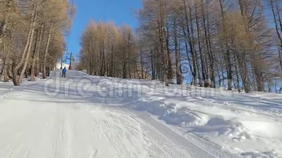 滑雪电梯拉力视频的预览图