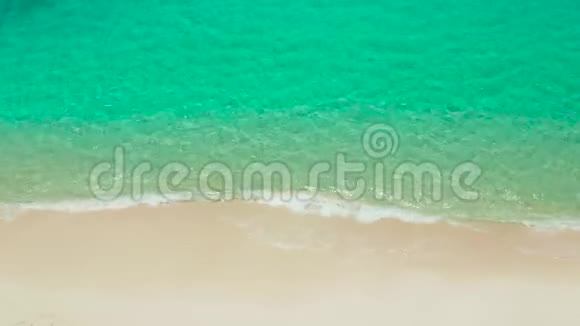 海浪带泡沫顶景白色沙滩视频的预览图