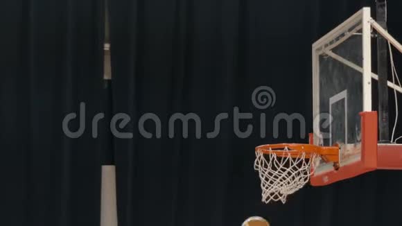 把球扔进篮球篮里视频的预览图