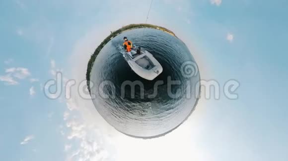 驾驶橡皮艇的男子360度逆向全景图视频的预览图