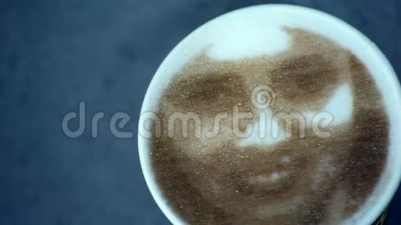 在泡沫咖啡拿铁上画女人的脸视频的预览图