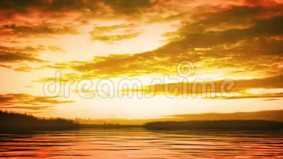 金色夕阳湖景视频的预览图