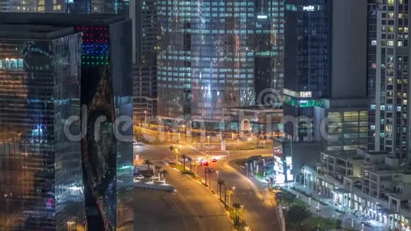 在迪拜商务湾的一个十字路口上可以俯瞰城市交通视频的预览图