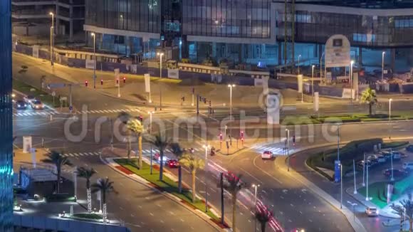 在迪拜商务湾的一个十字路口上可以俯瞰城市交通视频的预览图