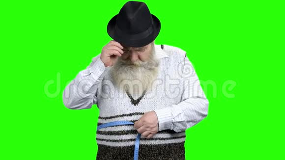 老人用卷尺测量腹部视频的预览图
