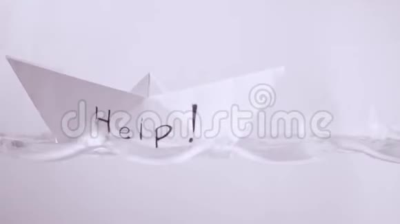 折叠的纸船漂浮在汹涌的波涛中精神状态与情感观念视频的预览图