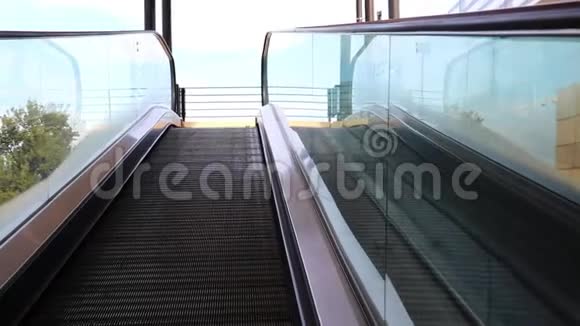 空升式自动扶梯的平坦台阶视频的预览图