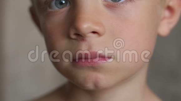 一个小男孩的特写脸鼻子被划伤了一个男孩脸上的伤口视频的预览图