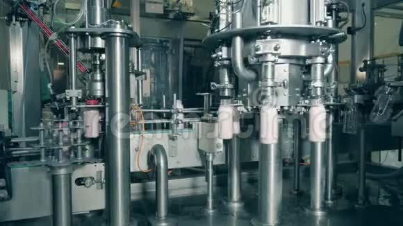 食品工厂输送机的食品包装过程一台机器在工厂里用牛奶装满瓶子视频的预览图