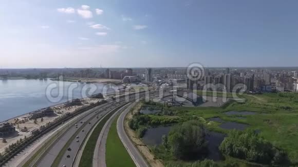 俄罗斯喀山的空中水景城市建筑和公路视频的预览图