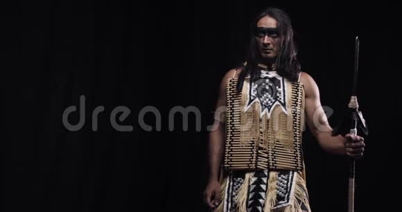 美洲土著人穿着传统服装手拿长矛4k视频的预览图