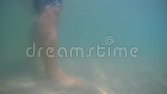 人在水中行走视频的预览图