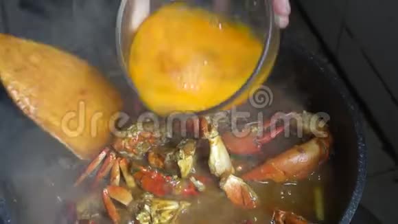 厨师烹饪新加坡辣蟹招牌菜加蛋黄视频的预览图