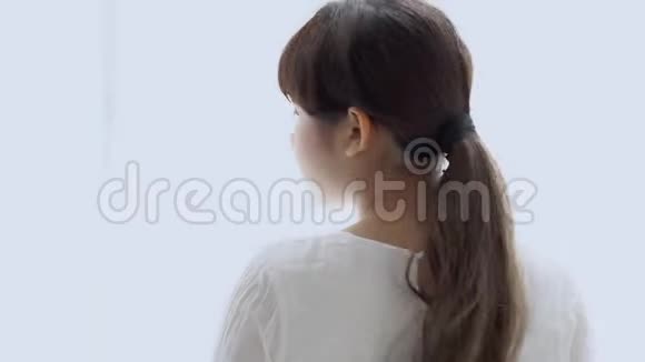 美丽的肖像年轻的亚洲妇女微笑着在卧室的镜头中打招呼视频的预览图