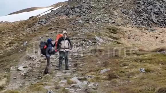 一对夫妇在一条山路上看着斯洛莫的喀尔巴阡山脉的路线视频的预览图
