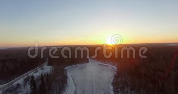 冬季森林上空日出的空中景观视频的预览图