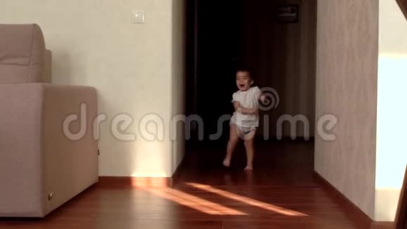 小女婴在家里迈出第一步慢镜头地笑视频的预览图
